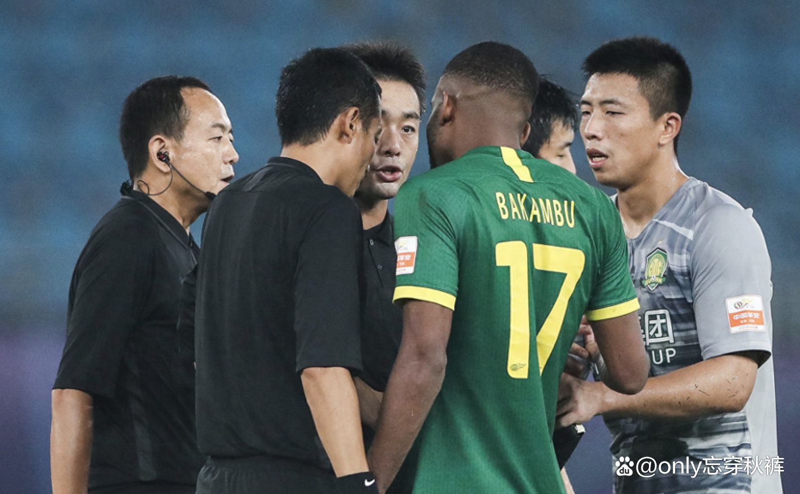 清晨社区盾焦点战，阿斯顿维拉迎来里程碑，球迷炸锅，阵容厚度经受考验(伯恩利阿斯顿维拉)